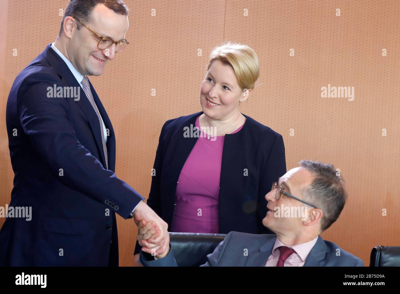 Prima dell'inizio di una riunione di gabinetto presso il Cancelliere, il Ministro federale della sanità Jens Spahn, CDU, di sinistra, dà il benvenuto a Heiko Maas, SPD, Ministro federale della giustizia, e Franziska Giffey, Ministro federale degli affari familiari, anziani, donne e giovani, SPD. [traduzione automatica] Foto Stock