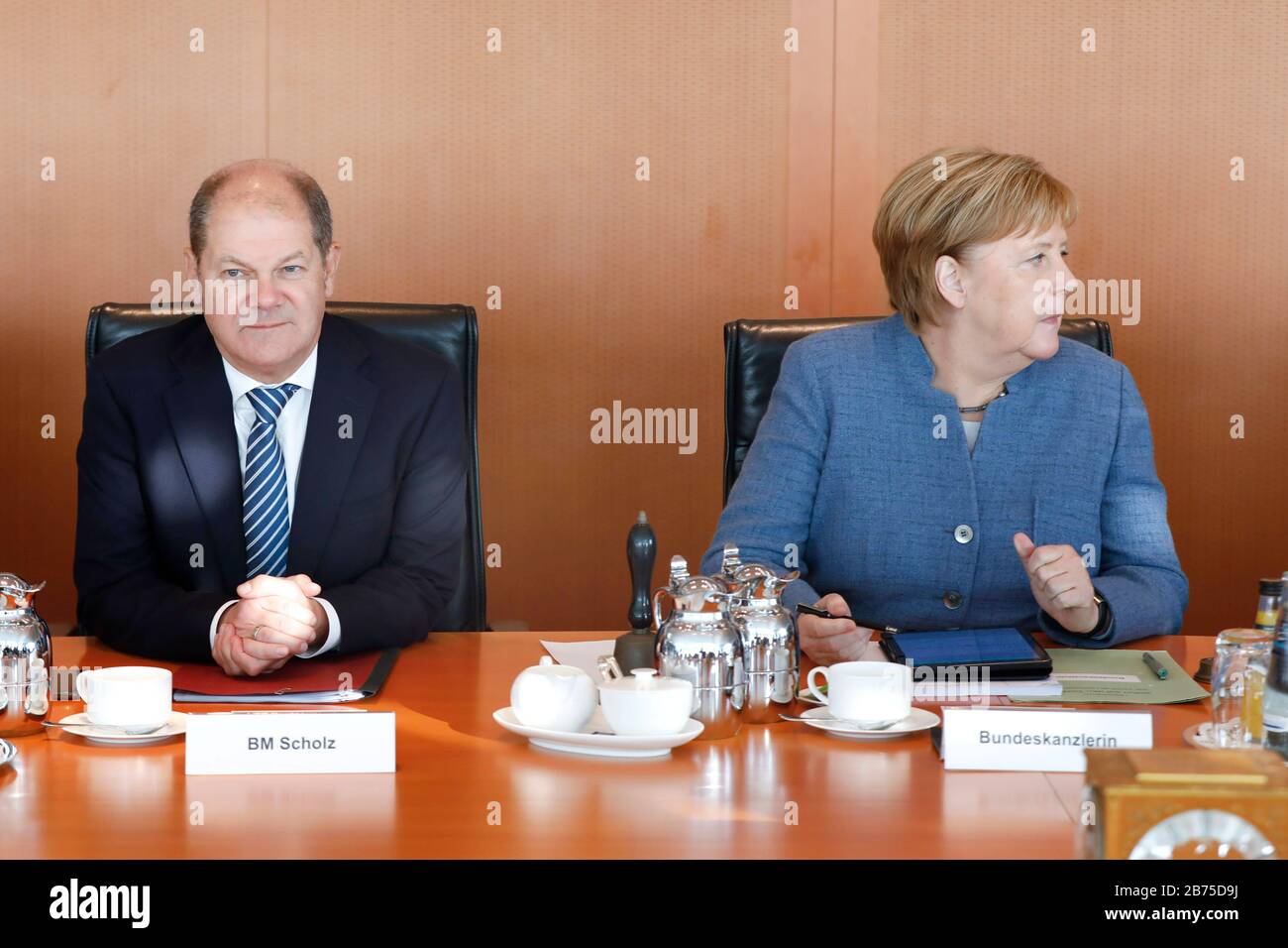 Prima dell’inizio di una riunione del gabinetto, la cancelliera Angela Merkel siede al tavolo del gabinetto insieme al ministro delle Finanze e al vice cancelliere OLAF Scholz, SPD. Merkel si dimetterà come leader del partito CDU, e non vuole estendere la sua cancelliere. [traduzione automatica] Foto Stock