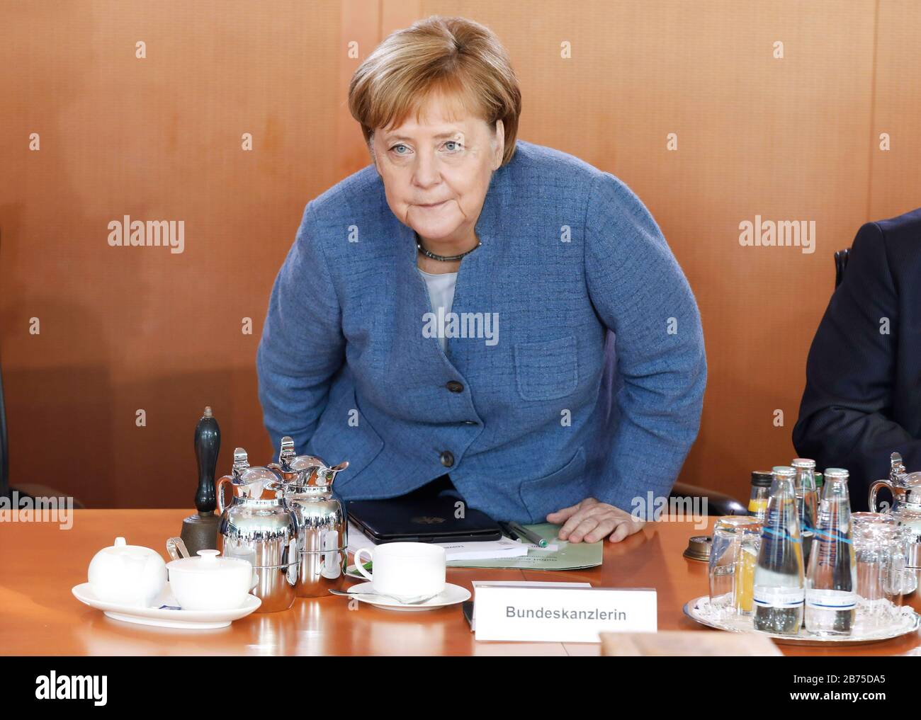 La cancelliera tedesca Angela Merkel prende posto al tavolo del gabinetto con una seria espressione prima dell’inizio di una riunione del gabinetto. Merkel si dimetterà come leader del partito CDU, e non vuole estendere la sua cancelliere. [traduzione automatica] Foto Stock