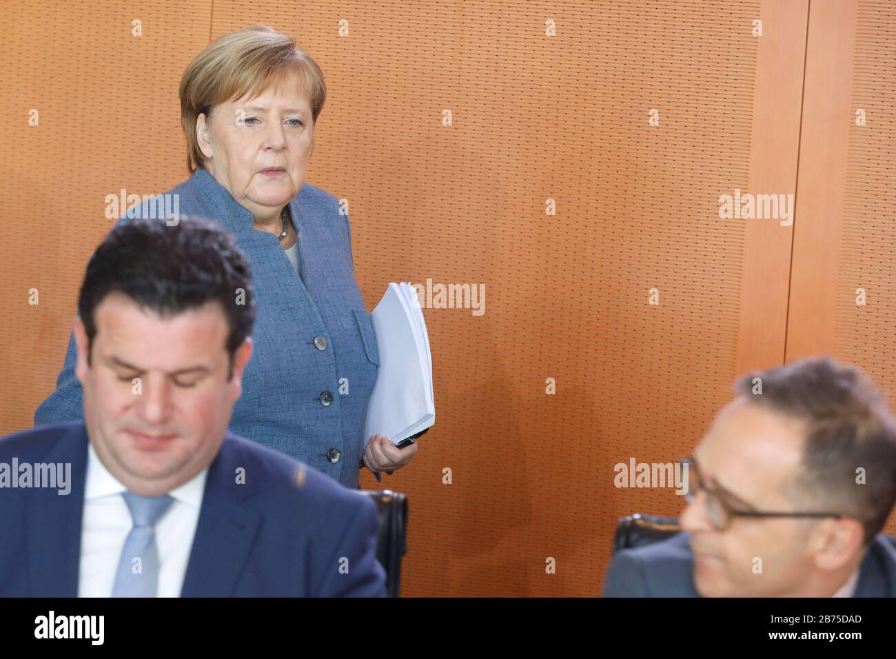 La cancelliera Angela Merkel passa Hubertus Heil, SPD, Ministro federale del lavoro e degli affari sociali e Heiko Maas, SPD, Ministro federale della giustizia prima dell'inizio di una riunione del gabinetto. Merkel si dimetterà come leader del partito CDU, e non vuole estendere la sua cancelliere. [traduzione automatica] Foto Stock