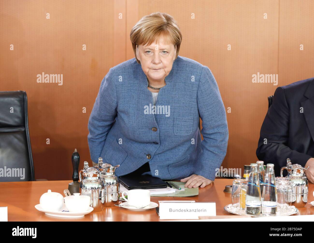 La cancelliera tedesca Angela Merkel prende posto al tavolo del gabinetto con una seria espressione prima dell’inizio di una riunione del gabinetto. Merkel si dimetterà come leader del partito CDU, e non vuole estendere la sua cancelliere. [traduzione automatica] Foto Stock