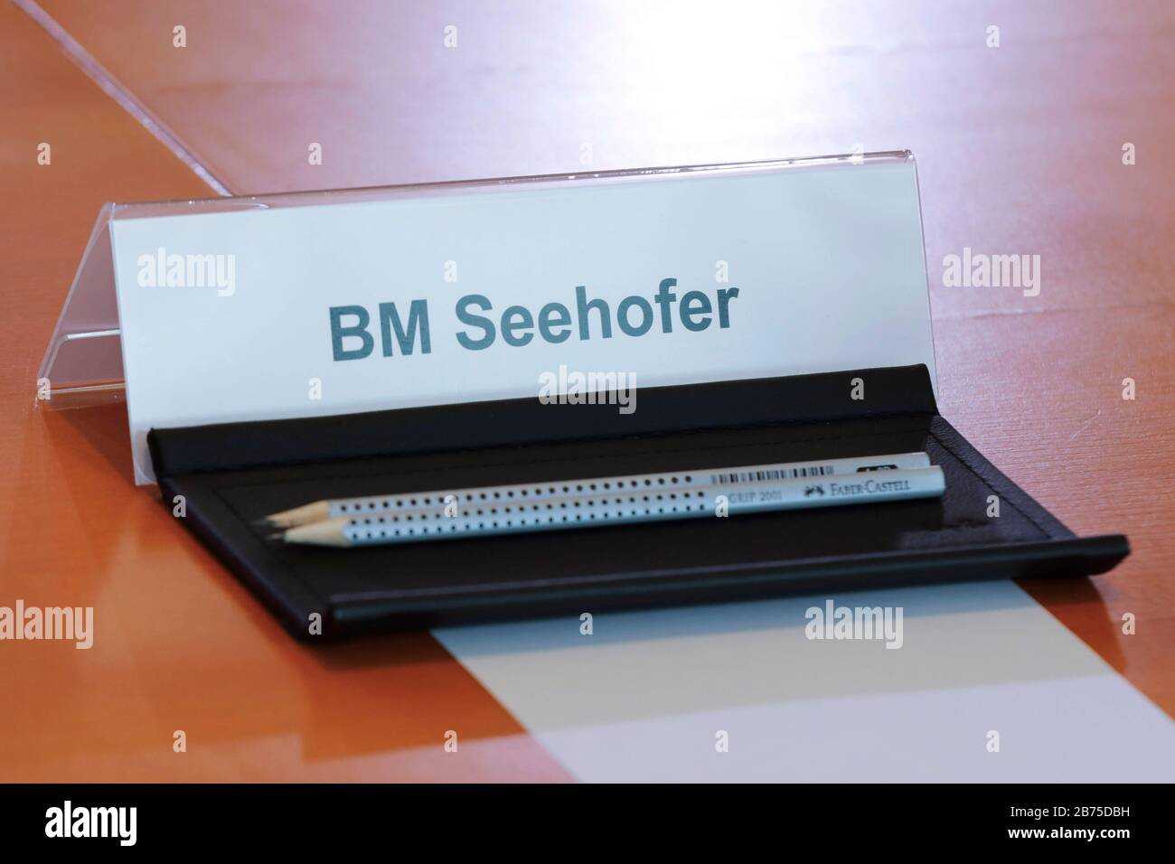 BM Seehofer è scritto su un cartello di fronte alla sede del Ministro federale degli interni Horst Seehofer nella Cancelleria. [traduzione automatica] Foto Stock