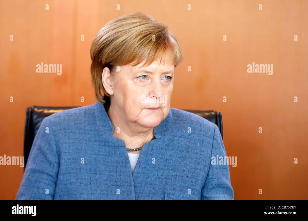 La cancelliera tedesca Angela Merkel prende posto al tavolo del gabinetto con una seria espressione prima dell’inizio di una riunione del gabinetto. Merkel si dimetterà come leader del partito CDU, e non vuole estendere la sua cancelliere. [traduzione automatica] Foto Stock
