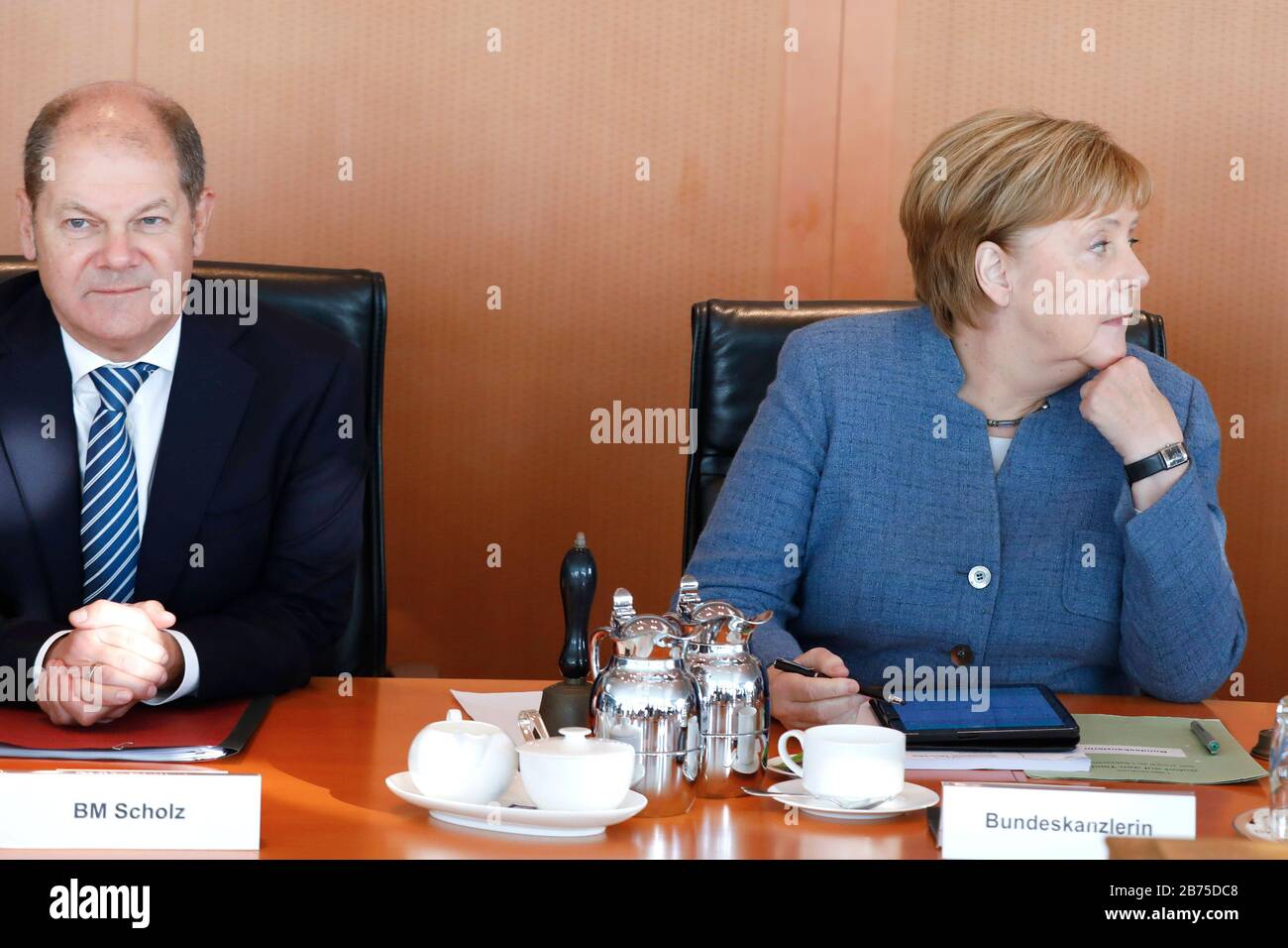 Prima dell’inizio di una riunione del gabinetto, la cancelliera Angela Merkel siede al tavolo del gabinetto insieme al ministro delle Finanze e al vice cancelliere OLAF Scholz, SPD. Merkel si dimetterà come leader del partito CDU, e non vuole estendere la sua cancelliere. [traduzione automatica] Foto Stock