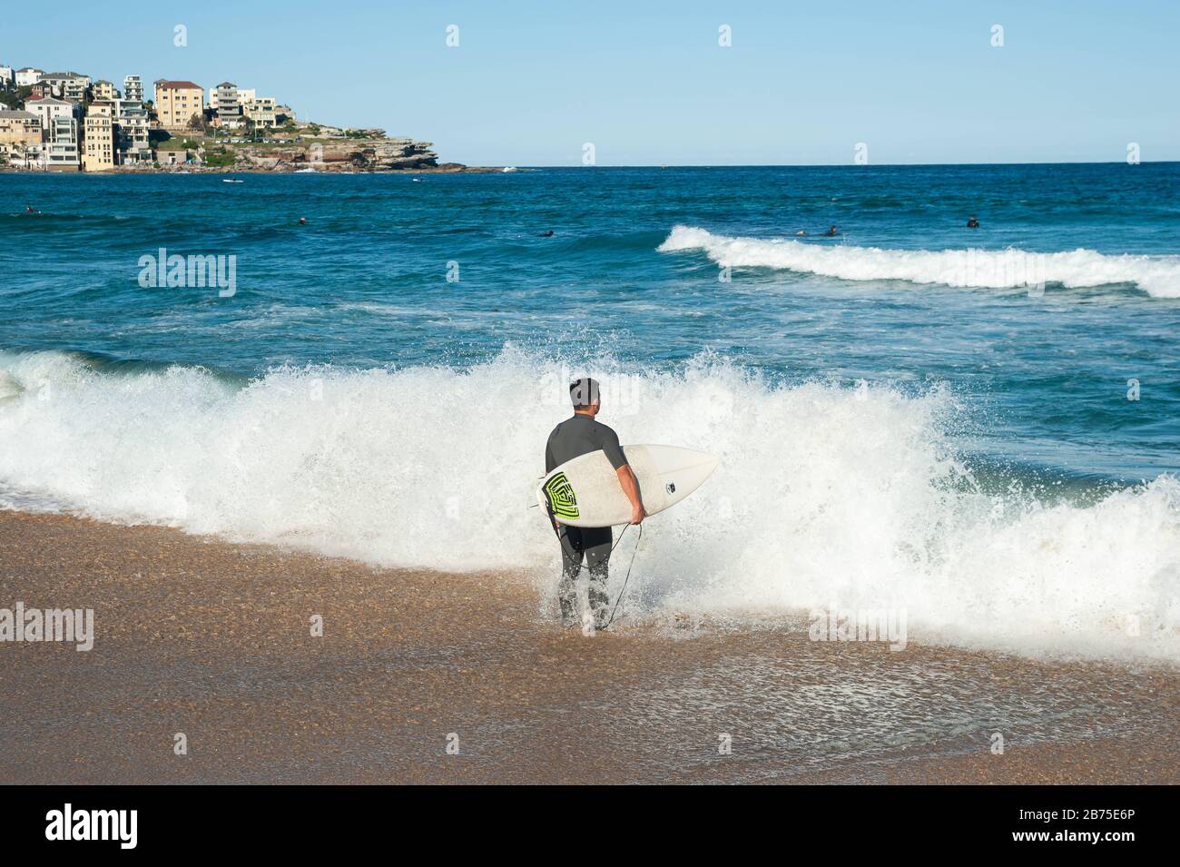 21.09.2018, Sydney, nuovo Galles del Sud, Australia - UN surfista si alza con la sua tavola da surf sotto il braccio a Bondi Beach e si affaccia sul mare aperto. [traduzione automatica] Foto Stock