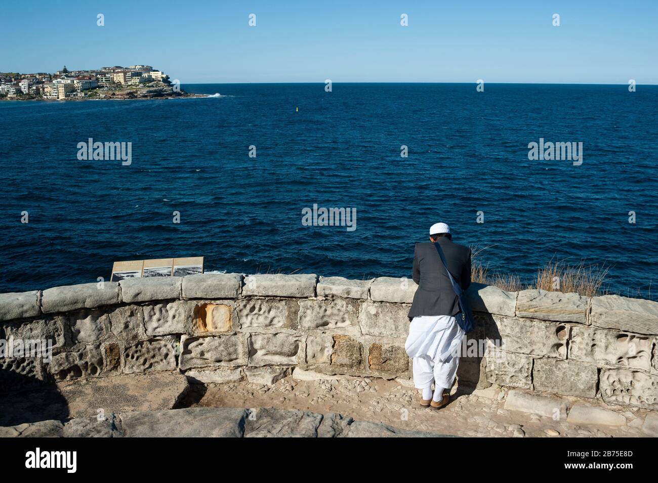 21.09.2018, Sydney, nuovo Galles del Sud, Australia - UN turista musulmano si trova a Mackenzies Point lungo il sentiero costiero tra Bondi e Bronte e si affaccia sul mare. [traduzione automatica] Foto Stock