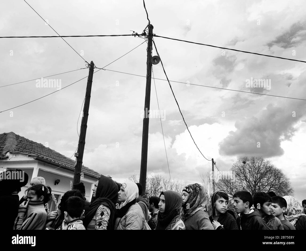 Campo profughi a Idomeni al confine con la Macedonia. Coda in un bancone del cibo nel campo. [traduzione automatica] Foto Stock