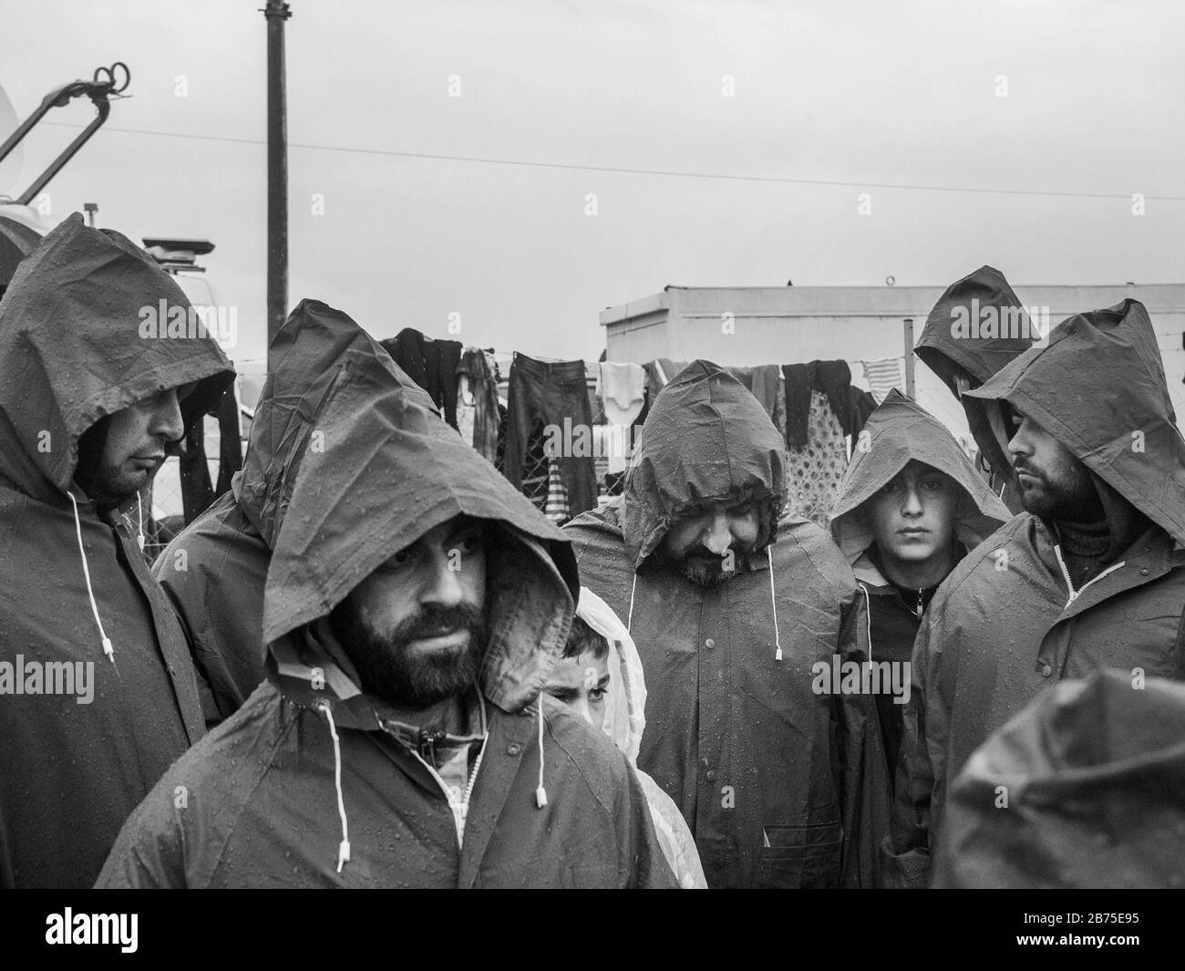 Campo profughi a Idomeni al confine con la Macedonia: Alcuni uomini si sono riuniti sulle rotaie per organizzare una protesta. [traduzione automatica] Foto Stock