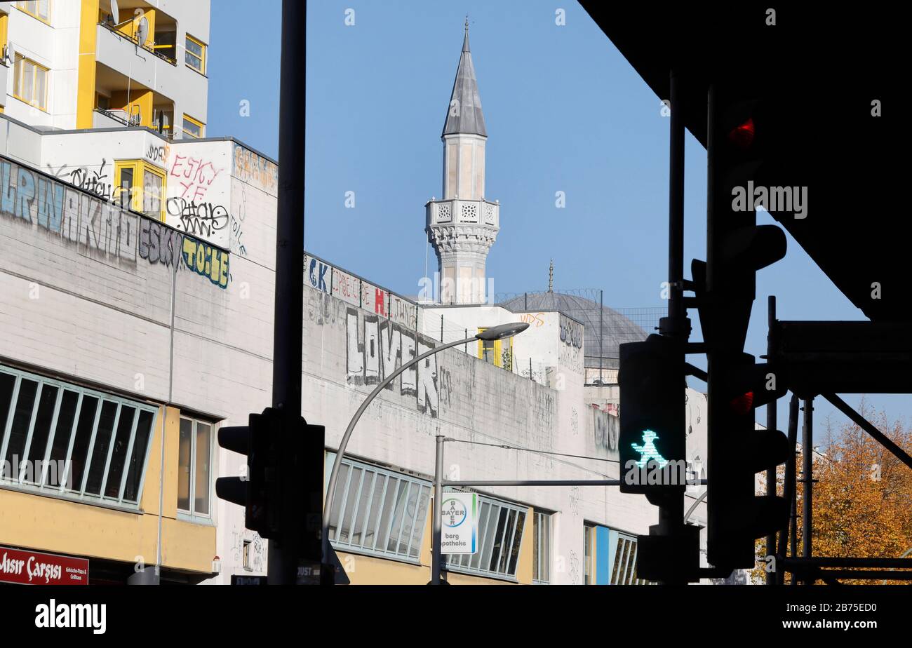 Minareto della Moschea Mevlana accanto ad un alto edificio nel quartiere berlinese di Kreuzberg, a Kottbuser Tor,12.10.2018. [traduzione automatica] Foto Stock