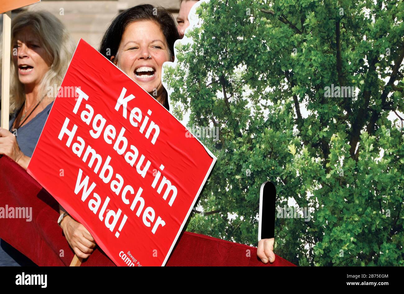 I dimostranti si leveranno di fronte al Ministero federale dell'economia di Berlino il 29 agosto 2018, dimostrando per la fine dell'estrazione di lignite a getto aperto e contro la bonifica della foresta di Hambach da parte della società energetica RWE. La commissione "crescita, cambiamento strutturale e occupazione" presenterà proposte di cambiamento strutturale nelle regioni carbonifere e presenterà un percorso di uscita entro la fine dell'anno. C'è una controversia sulla bonifica della foresta di Hambach prevista da RWE per la caduta. [traduzione automatica] Foto Stock