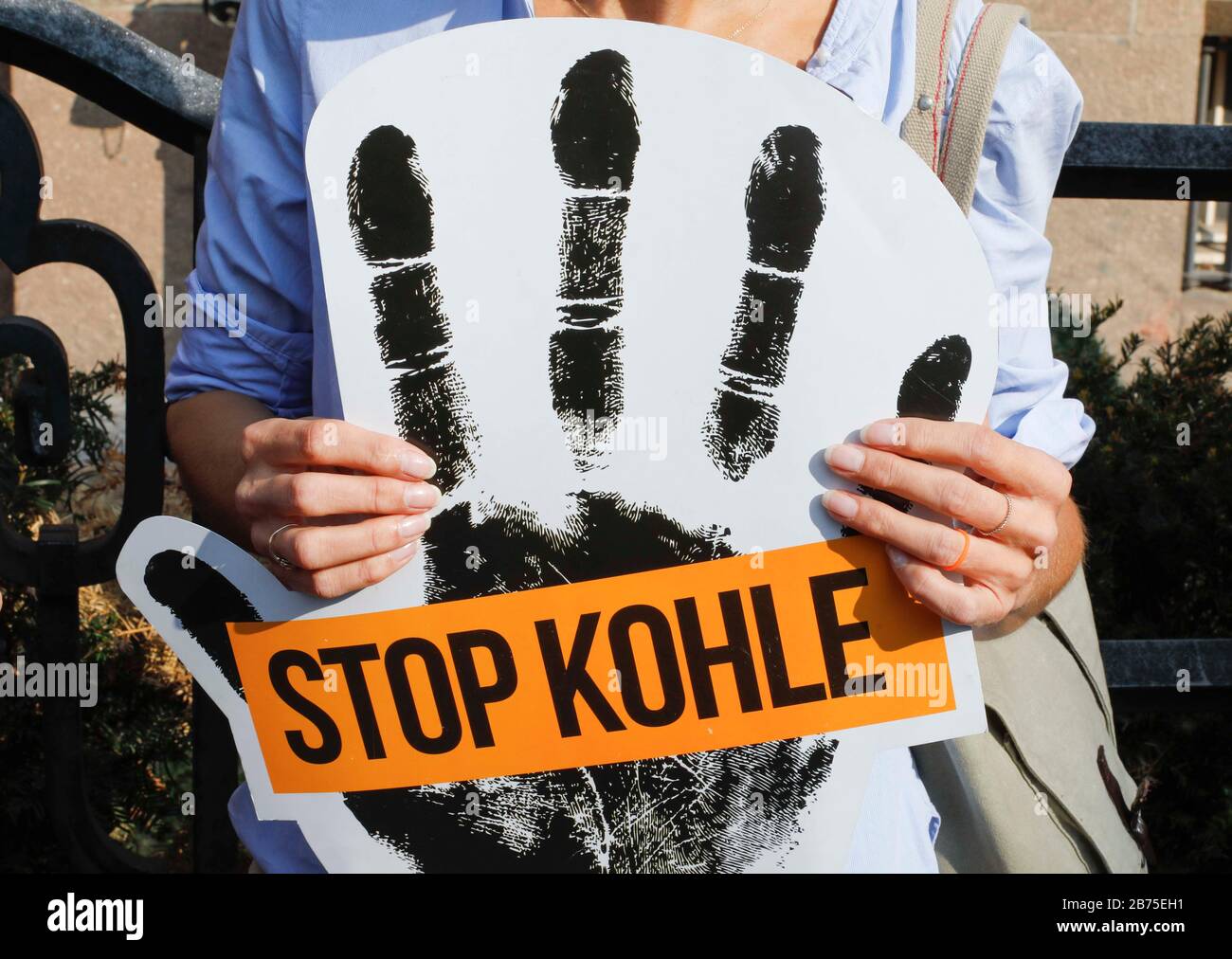 I dimostranti si leveranno di fronte al Ministero federale dell'economia di Berlino il 29 agosto 2018, dimostrando per la fine dell'estrazione di lignite a getto aperto e contro la bonifica della foresta di Hambach da parte della società energetica RWE. La commissione "crescita, cambiamento strutturale e occupazione" presenterà proposte di cambiamento strutturale nelle regioni carbonifere e presenterà un percorso di uscita entro la fine dell'anno. C'è una controversia sulla bonifica della foresta di Hambach prevista da RWE per la caduta. [traduzione automatica] Foto Stock