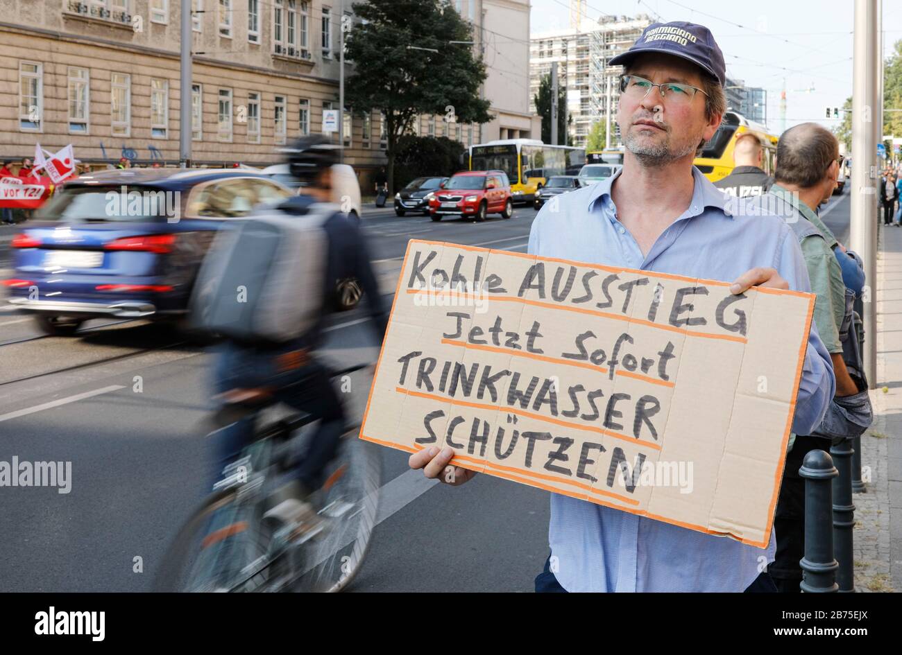 I dimostranti si leveranno di fronte al Ministero federale dell'economia di Berlino il 29 agosto 2018, dimostrando per la fine dell'estrazione di lignite a getto aperto e contro la bonifica della foresta di Hambach da parte della società energetica RWE. La commissione "crescita, cambiamento strutturale e occupazione" presenterà proposte di cambiamento strutturale nelle regioni carbonifere e presenterà un percorso di uscita entro la fine dell'anno. C'è una controversia sulla bonifica della foresta di Hambach prevista da RWE per la caduta. [traduzione automatica] Foto Stock