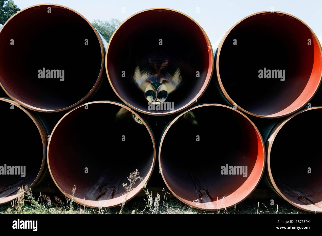 Vista dei gasdotti situati vicino alla città di Bindow, nel Brandeburgo, in un'area di stoccaggio aperta e la costruzione dell'European gas link, EUGAL, è imminente. Il gasdotto si estende per circa 480 chilometri dal Mar Baltico attraverso il Meclemburgo-Pomerania occidentale e il Brandeburgo a sud della Sassonia e da lì attraverso il confine con la Repubblica ceca. Il completamento della prima linea di EUGAL è previsto entro la fine del 2019. Il gas naturale per EUGAL sarà erogato attraverso il gasdotto Nord Stream 2 attraverso il Mar Baltico. [traduzione automatica] Foto Stock