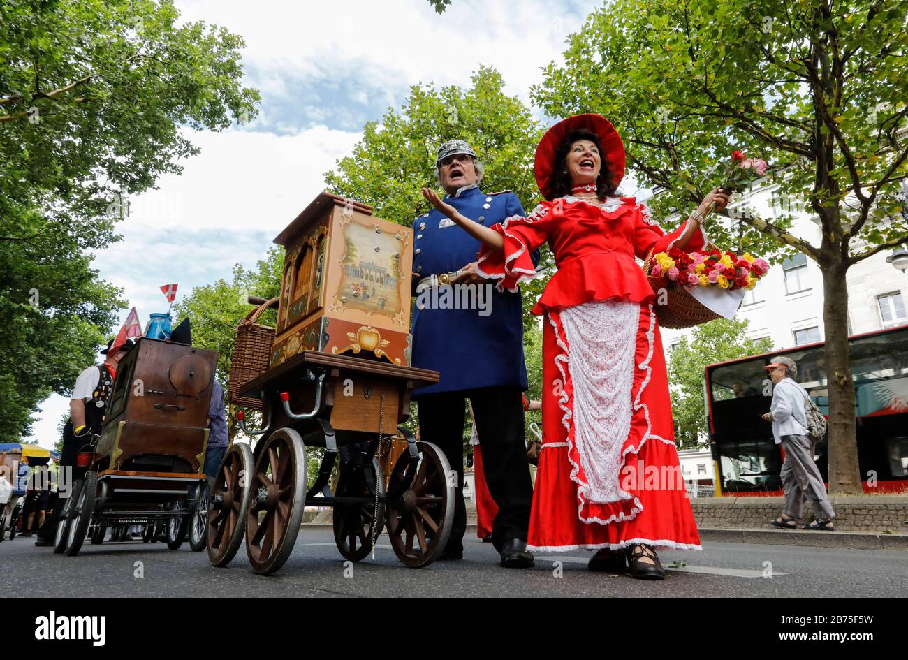 Parata dei giocatori di organo a botte sul Kurfuertsendamm di Berlino su 07.07.2018. 170 partecipanti provenienti da dodici nazioni partecipano al 39° Festival Internazionale dell'organo di Barrel. [traduzione automatica] Foto Stock
