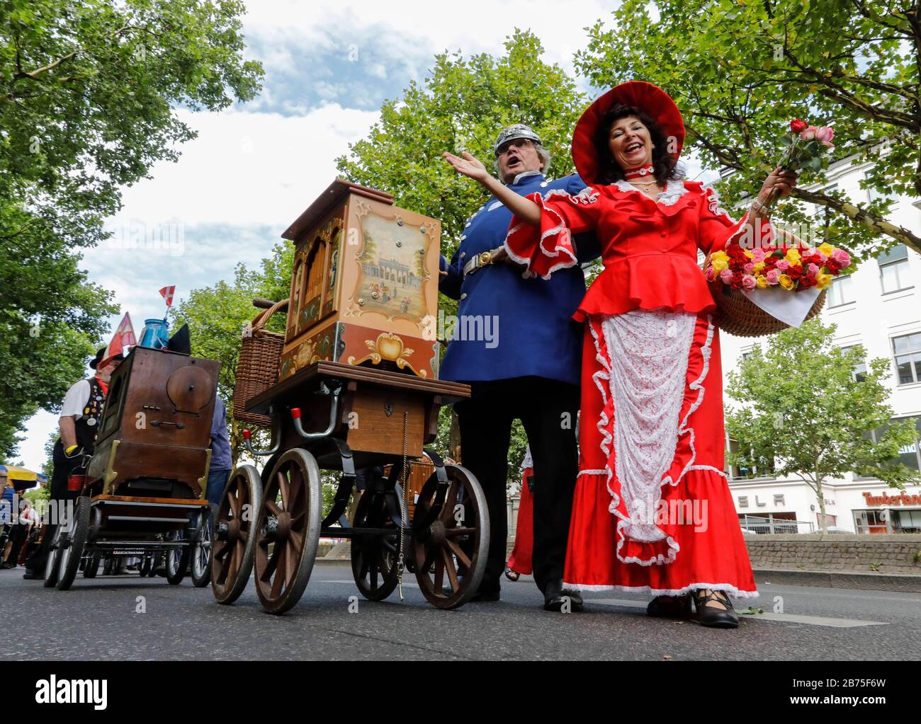 Parata dei giocatori di organo a botte sul Kurfuertsendamm di Berlino su 07.07.2018. 170 partecipanti provenienti da dodici nazioni partecipano al 39° Festival Internazionale dell'organo di Barrel. [traduzione automatica] Foto Stock