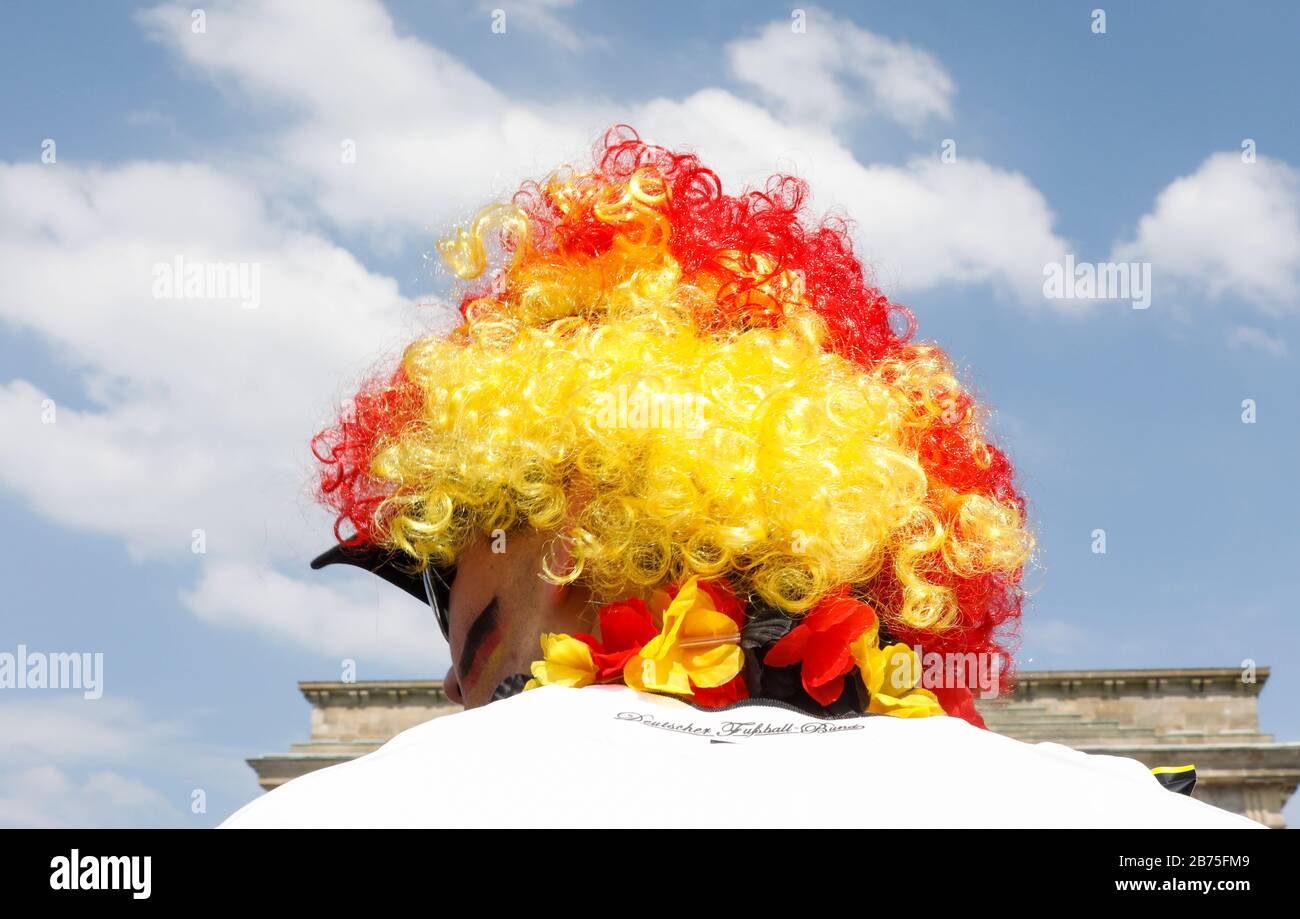 Un appassionato di calcio tedesco indosserà un Black Red Golden Peru Corner per il gioco di apertura Germania contro Messico il 17 giugno 2018 alla porta di Brandeburgo nel Fan Mile di Berlino. [traduzione automatica] Foto Stock