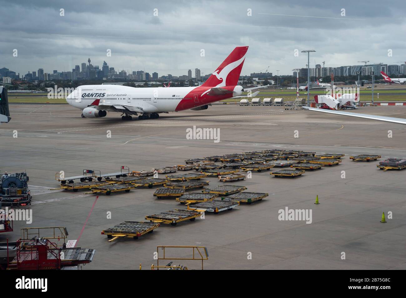 13.05.2018, Sydney, nuovo Galles del Sud, Australia - UN velivolo Boeing 747-400 passeggeri della compagnia aerea australiana Qantas sta tassando sul grembiule dell'Aeroporto Internazionale Kingsford Smith di Sydney. Qantas è membro della One World Airline Alliance. [traduzione automatica] Foto Stock