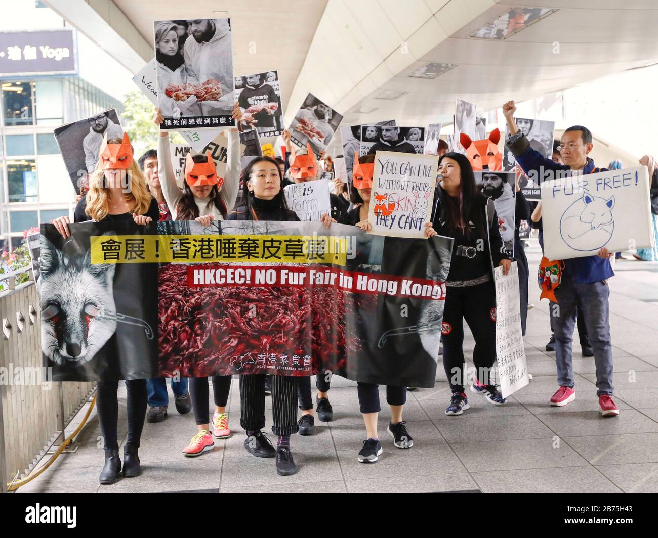 I manifestanti si radunano contro 2018 Hong Kong International Fur & Fashion Fair in una protesta anti-pelliccia a Hong Kong. Foto Stock