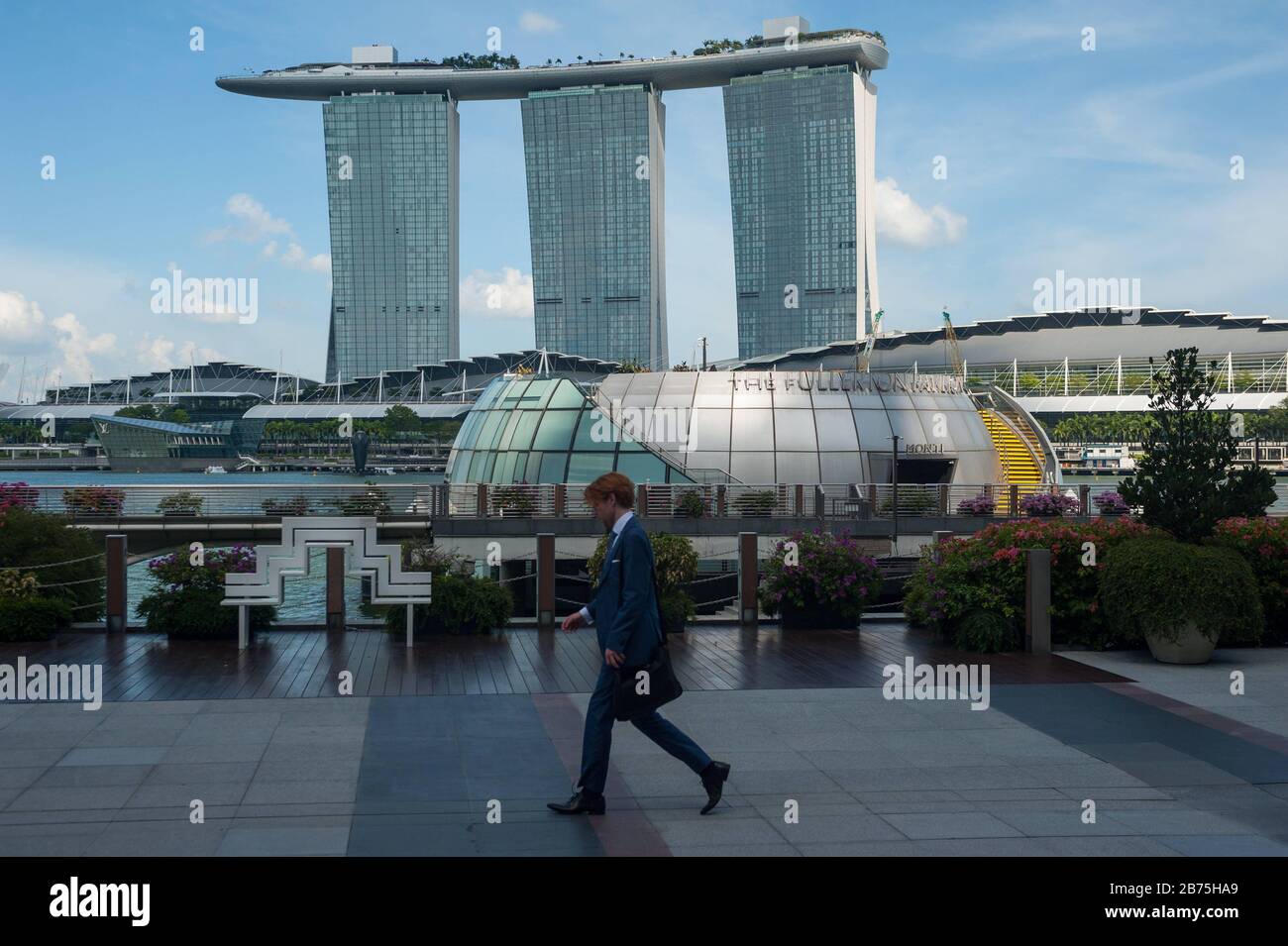 22.03.2018, Singapore, Repubblica di Singapore, Asia - UNA passeggiata pedonale lungo Marina Bay, mentre sullo sfondo il Marina Bay Sands Hotel è visibile. [traduzione automatica] Foto Stock