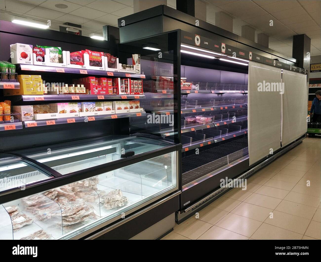 Torrevieja, Spagna: 13 marzo 2020: Interno della catena di supermercati. Gli acquirenti svuotano gli scaffali del negozio locale in mezzo a chiusure causate da coronavirus Foto Stock