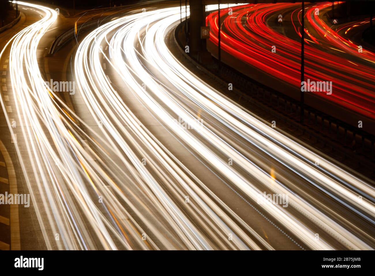 Traffico intenso all'ora di punta sull'autostrada A 100 a Berlino. L'immagine è stata creata con un'esposizione a lungo termine. [traduzione automatica] Foto Stock