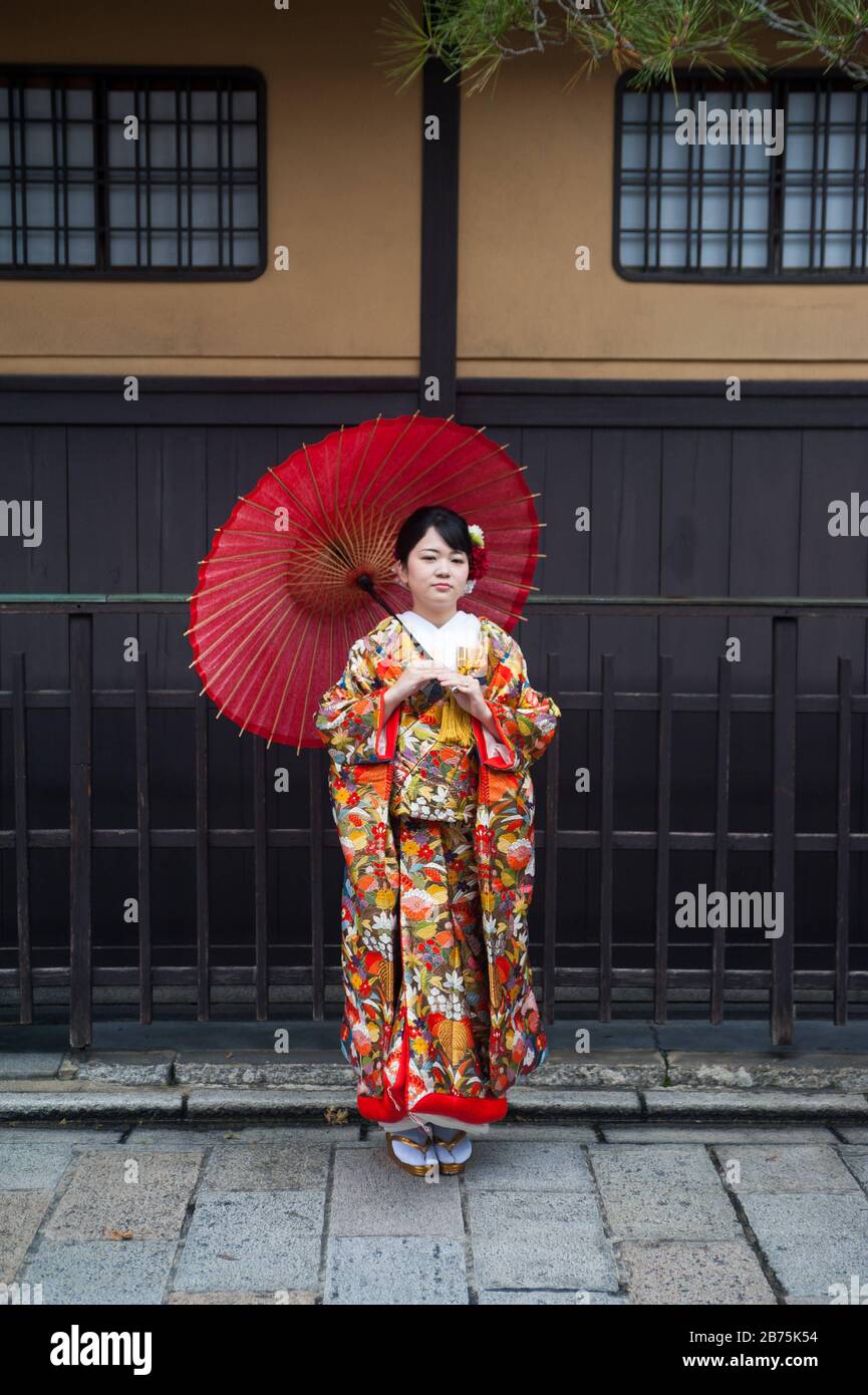 25.12.2017, Kyoto, Giappone, Asia - UNA giovane donna in un kimono tradizionale posa per fotografie nella città vecchia di Kyoto. [traduzione automatica] Foto Stock