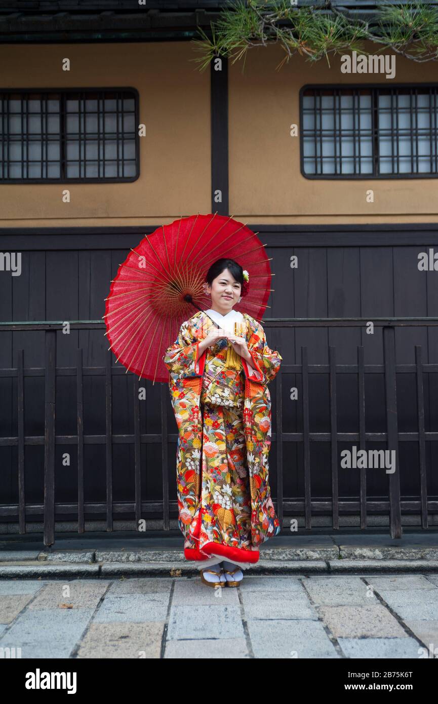 25.12.2017, Kyoto, Giappone, Asia - UNA giovane donna in un kimono tradizionale posa per fotografie nella città vecchia di Kyoto. [traduzione automatica] Foto Stock
