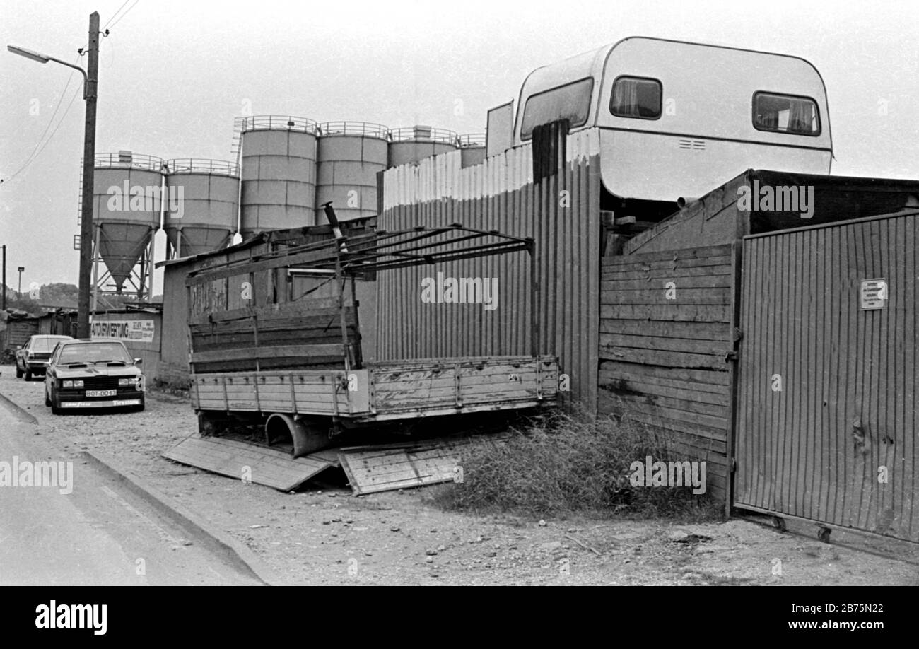 Vista di un cantiere di rottami con caravan in una zona commerciale a Bottrop, 14 febbraio 1984. [traduzione automatica] Foto Stock