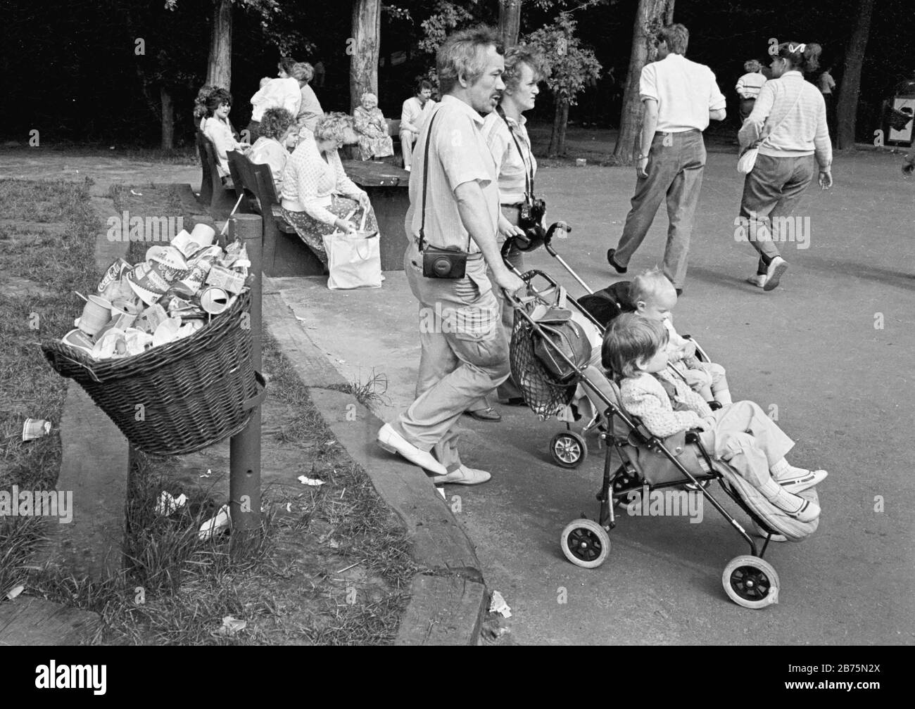 Visitatori con bambini nel Traumlandpark Bottrop Kirchhellen, 25 maggio 1984. [traduzione automatica] Foto Stock