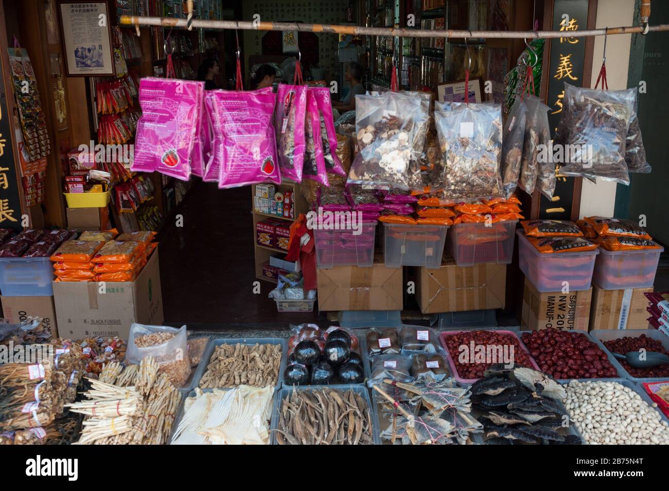 20.10.2017, Singapore, Repubblica di Singapore, Asia - piante essiccate, erbe, frutta e animali sono in vendita in un negozio di medicina tradizionale cinese lungo South Bridge Road nel quartiere di Chinatown di Singapore. [traduzione automatica] Foto Stock