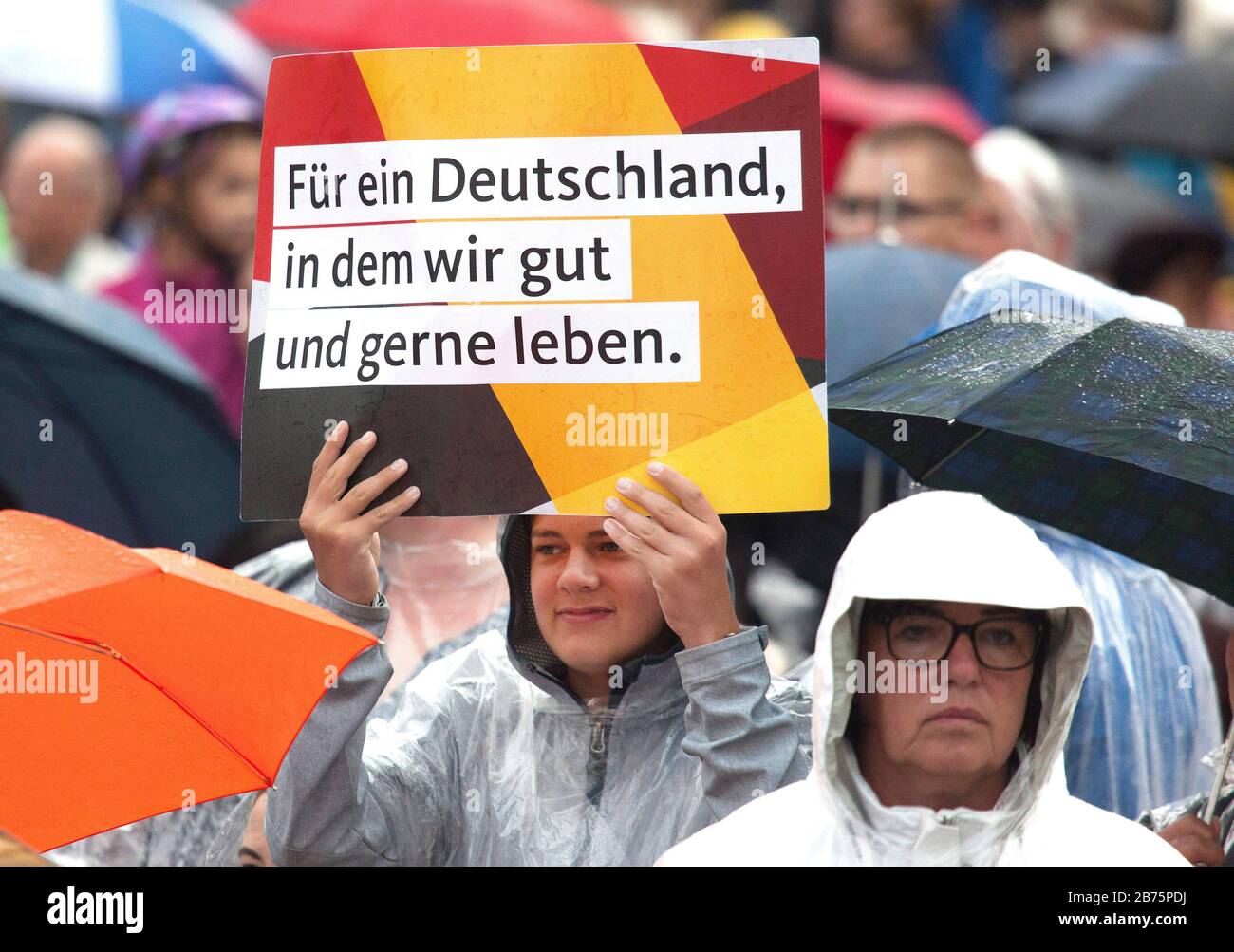 Un sostenitore della CDU terrà un poster a Torgau il 6 settembre 2017 durante il discorso della cancelliera Angela Merkel con l'iscrizione 'per una Germania in cui viviamo bene e volentieri'. L'elezione del 19° Bundestag tedesco si svolgerà il 24 settembre 2017. [traduzione automatica] Foto Stock