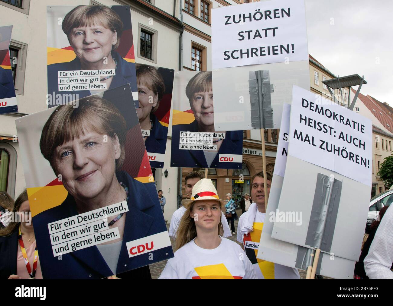 Un sostenitore della CDU terrà un poster a Torgau il 6 settembre 2017 durante il discorso della cancelliera Angela Merkel con l'iscrizione 'per una Germania in cui viviamo bene e volentieri'. L'elezione del 19° Bundestag tedesco si svolgerà il 24 settembre 2017. [traduzione automatica] Foto Stock