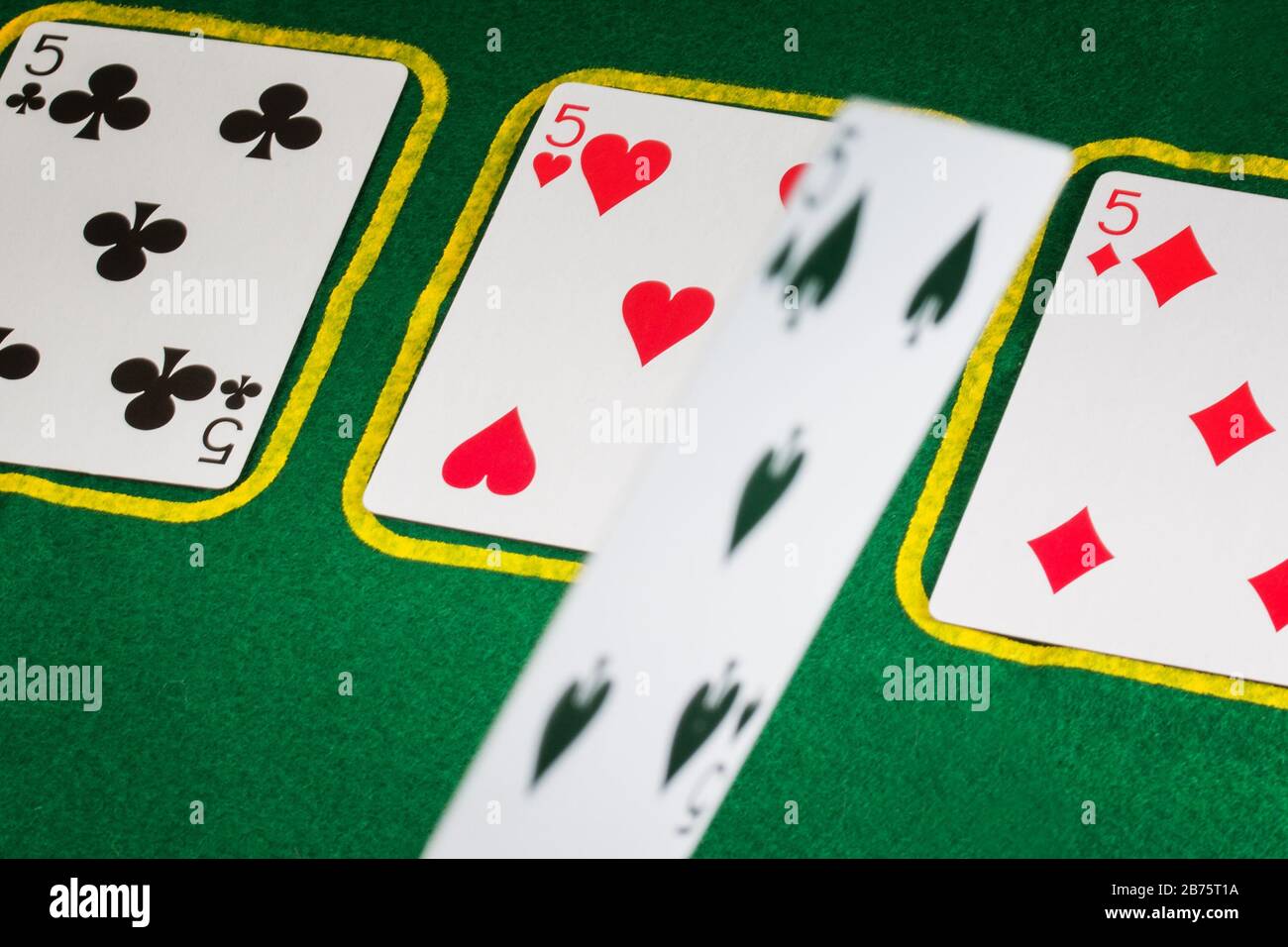 quarto cinque cade sul campo per giocare a poker il concetto di una combinazione vincente casinò di piccole carte Foto Stock