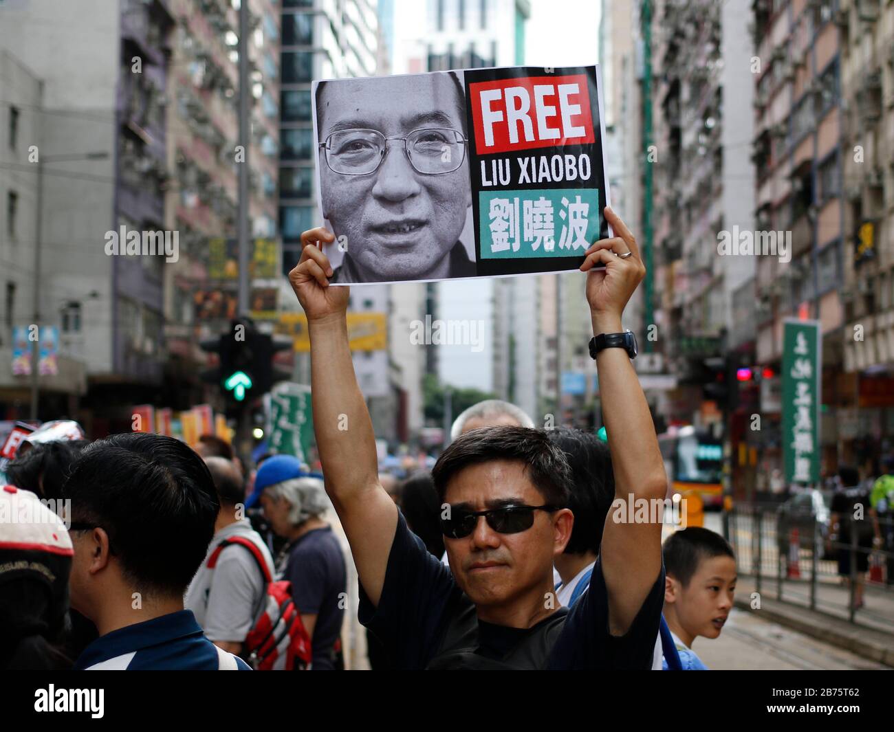 Un uomo tiene una foto di Liu Xiaobo durante il raduno annuale pro-democrazia a Hong Kong, Cina, 01 luglio 2017. Il presidente cinese Xi Jinping ha inaugurato un nuovo Chief Executive di Hong Kong e ha celebrato il ventesimo anniversario della consegna della città dal governo britannico al dominio cinese il 01 luglio. Foto Stock