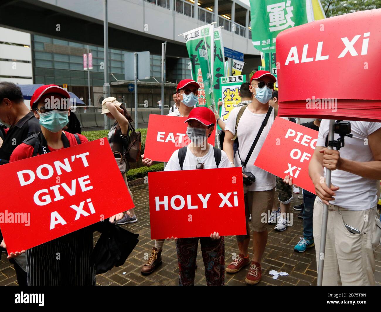 I manifestanti tengono i cartelli scritti con gli slogan anti-Xi Jinping durante il raduno annuale pro-democrazia a Hong Kong, Cina, 01 luglio 2017. Il presidente cinese Xi Jinping ha inaugurato un nuovo Chief Executive di Hong Kong e ha celebrato il ventesimo anniversario della consegna della città dal governo britannico al dominio cinese il 01 luglio. Foto Stock