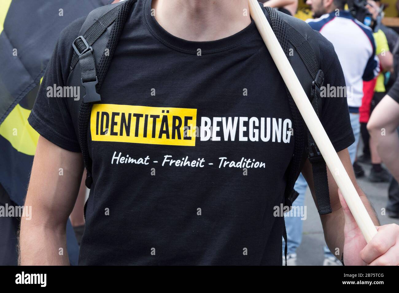 Manifestanti del movimento d'identità il 17 giugno 2017 a Berlino. Sotto il motto "futura Europa - per la difesa della nostra identità, cultura e stile di vita" hanno dimostrato diverse centinaia di sostenitori del movimento identità. Il gruppo di destra è controllato dall'Ufficio per la protezione della Costituzione. [traduzione automatica] Foto Stock