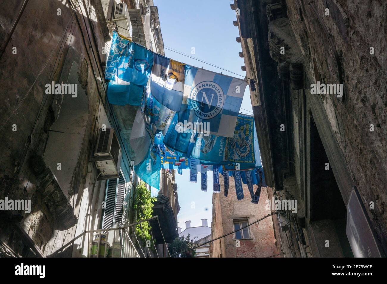 Bandiere, maglie, sciarpe con il logo della squadra calcistica della SSC di Napoli saranno appese ad asciugare su una linea di abbigliamento nel centro storico di Napoli il 4 maggio 2017. [traduzione automatica] Foto Stock