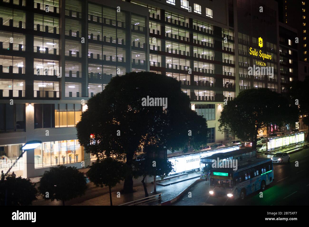 25.01.2017, Yangon, regione di Yangon, Repubblica dell'Unione di Myanmar, Asia - una vista del nuovo negozio di Sule Square nel centro di Yangon. [traduzione automatica] Foto Stock