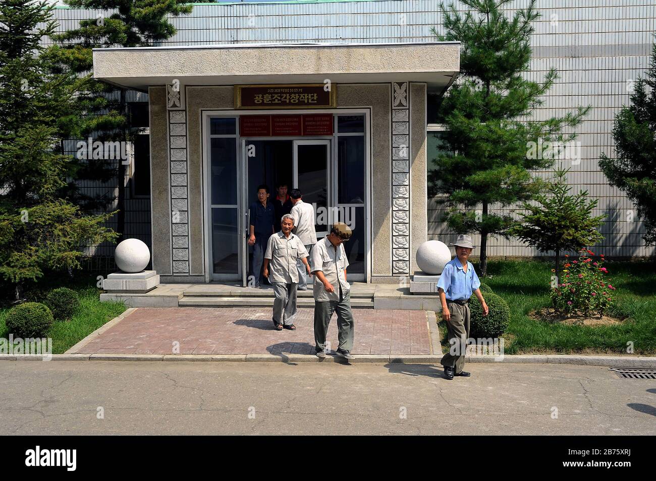 08.08.2012, Pyongyang, Poyeng-yang Chikalshi, Repubblica popolare Democratica di Corea, Asia - UN gruppo di uomini nordcoreani sta lasciando un edificio nella capitale nordcoreana. [traduzione automatica] Foto Stock