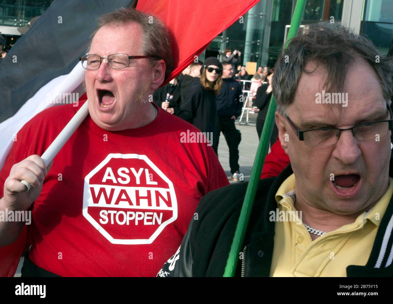 Un partecipante alla demo "erkel deve lasciare" indossa una camicia con l'iscrizione "Stop Asylum Folness". Dimostrazione da parte dei partecipanti populisti di destra e estremisti di destra, tra cui i sostenitori della NPD, di Pegida, dei cittadini del Reich, degli hooligan, dei compatrioti e delle identità. [traduzione automatica] Foto Stock