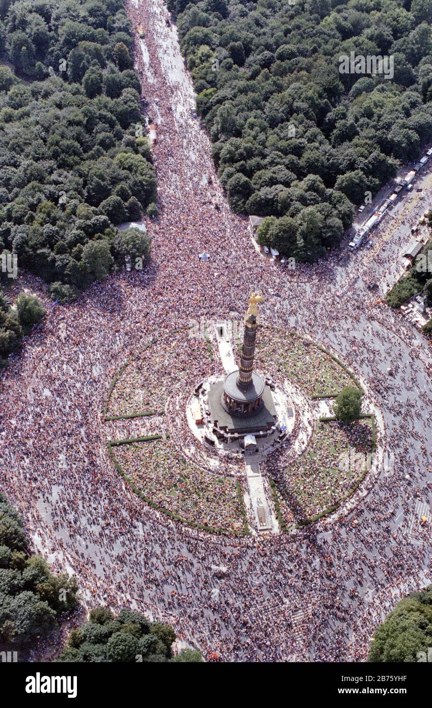 Veduta aerea della colonna della Vittoria durante la parata dell'Amore. Sotto il motto "Let the Sun shine to your heart" gli appassionati di musica techno celebrano la nona Love Parade con più di un milione di visitatori a Berlino, su 11.07.1998. [traduzione automatica] Foto Stock