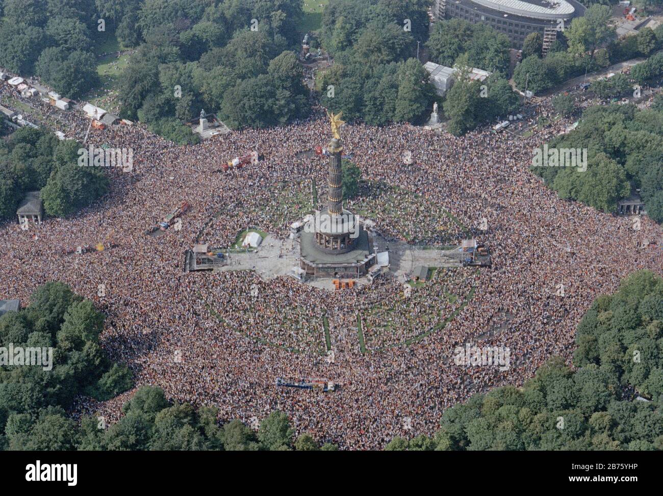 Veduta aerea della colonna della Vittoria durante la parata dell'Amore. Sotto il motto 'One World One Future', gli appassionati di musica Techno celebrano la X Love Parade con più di un milione di visitatori a Berlino, su 11.07.1998. [traduzione automatica] Foto Stock