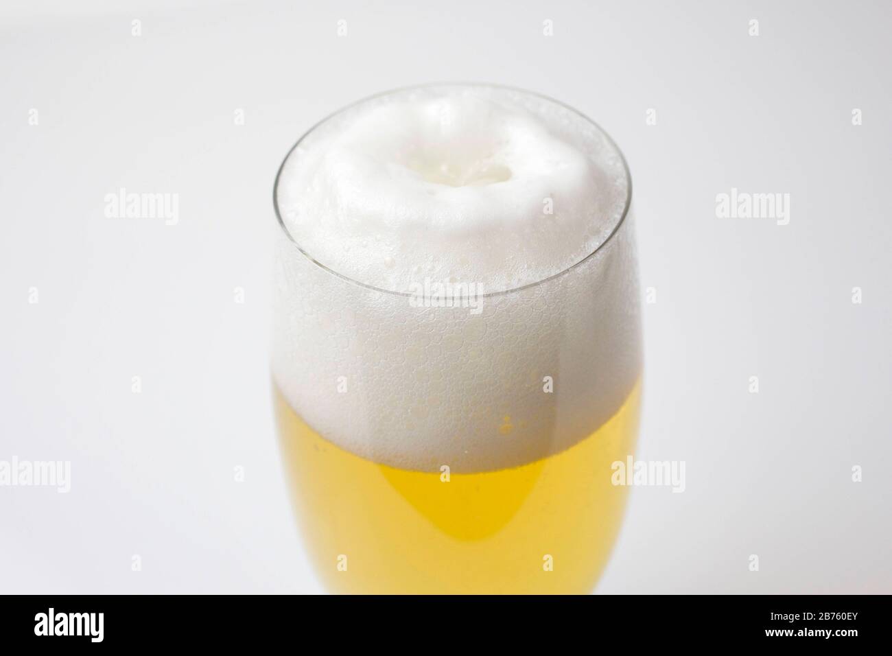 Birra frizzante appena spillata con una testa di schiuma in un bicchiere di birra, il 07.12.2016. [traduzione automatica] Foto Stock