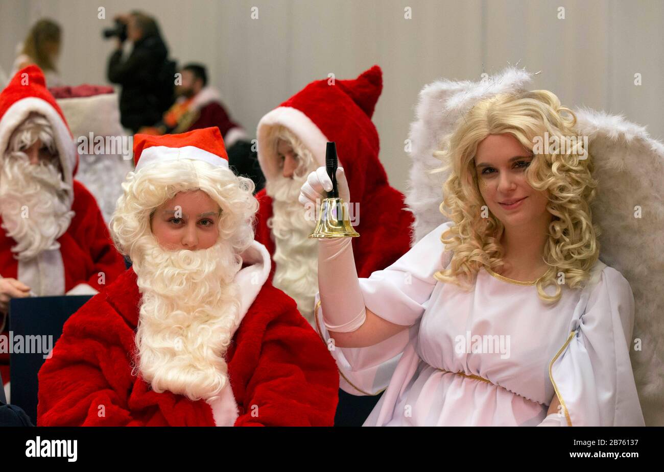Gli uomini di Natale e gli angeli natalizi dello Studentenwerk Berlin si riuniranno il 26 novembre 2016 per la loro assemblea generale annuale. L'azione di Babbo Natale ha tradizione. Dal 1949 lo Studentenwerk Berlin ha messo gli studenti come clausole di Santa e angeli di Natale per la vigilia di Natale e altri eventi natalizi. [traduzione automatica] Foto Stock