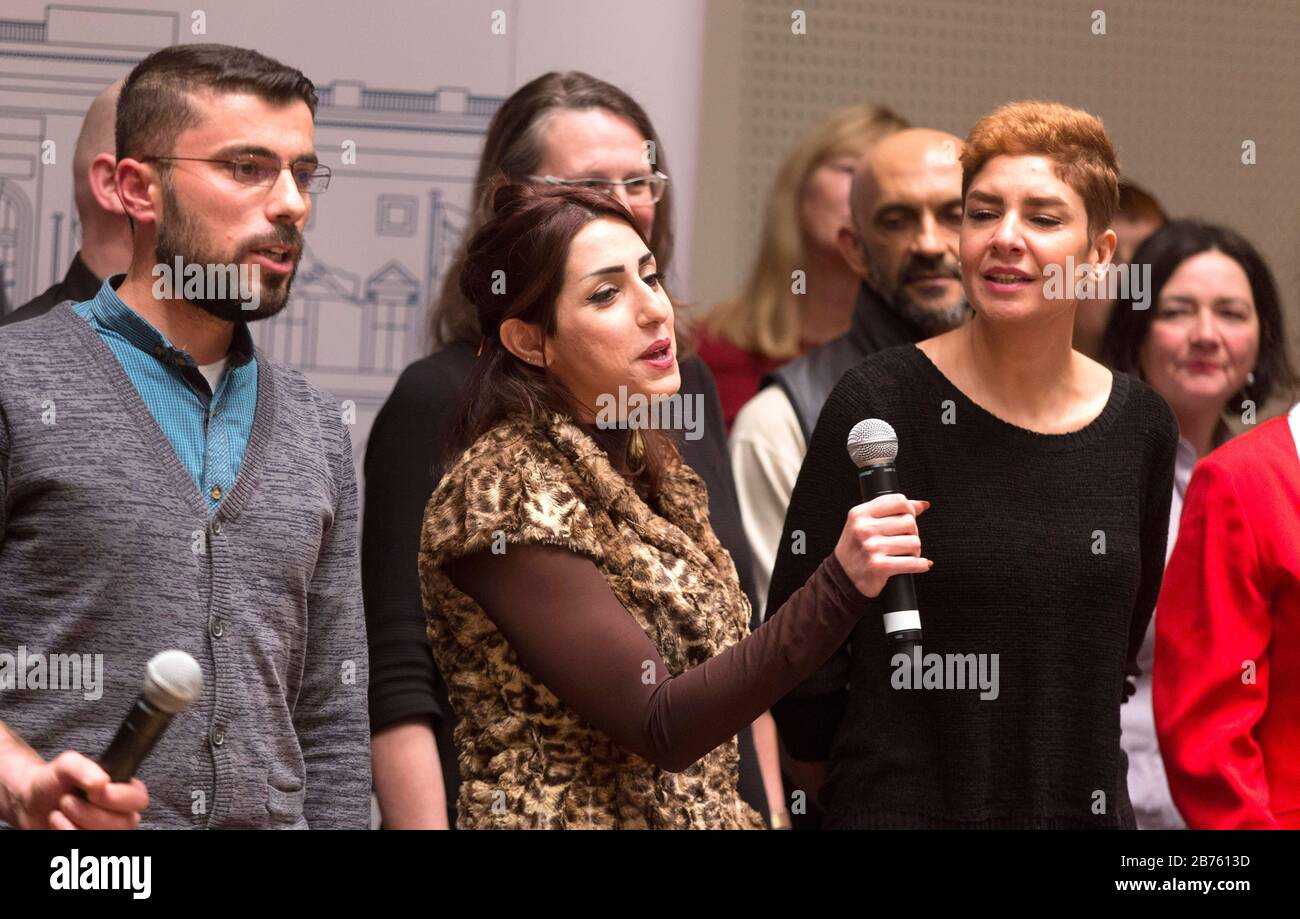 Berliner cantò con i fuggitivi del "Begegnungschor" di Berlino durante una cerimonia di naturalizzazione presso la Camera dei rappresentanti di Berlino, il 25 novembre 2016 [traduzione automatica] Foto Stock