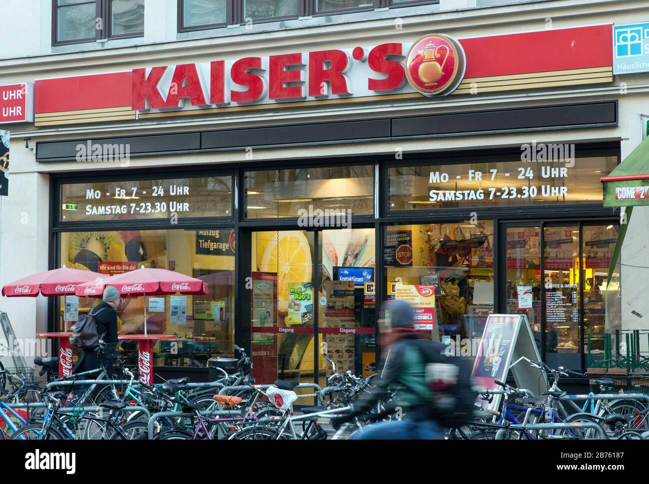 Una succursale di supermercati di Kaisers a Berlino, 02.11.2016. La catena di supermercati non è completamente venduta al Gruppo Edeka. Edeka consegna le succursali di Tengelmann a Berlino al rivale Rewe. Edeka ottiene i rami in Baviera. I negoziati sulle succursali dell'NRW devono continuare. [traduzione automatica] Foto Stock