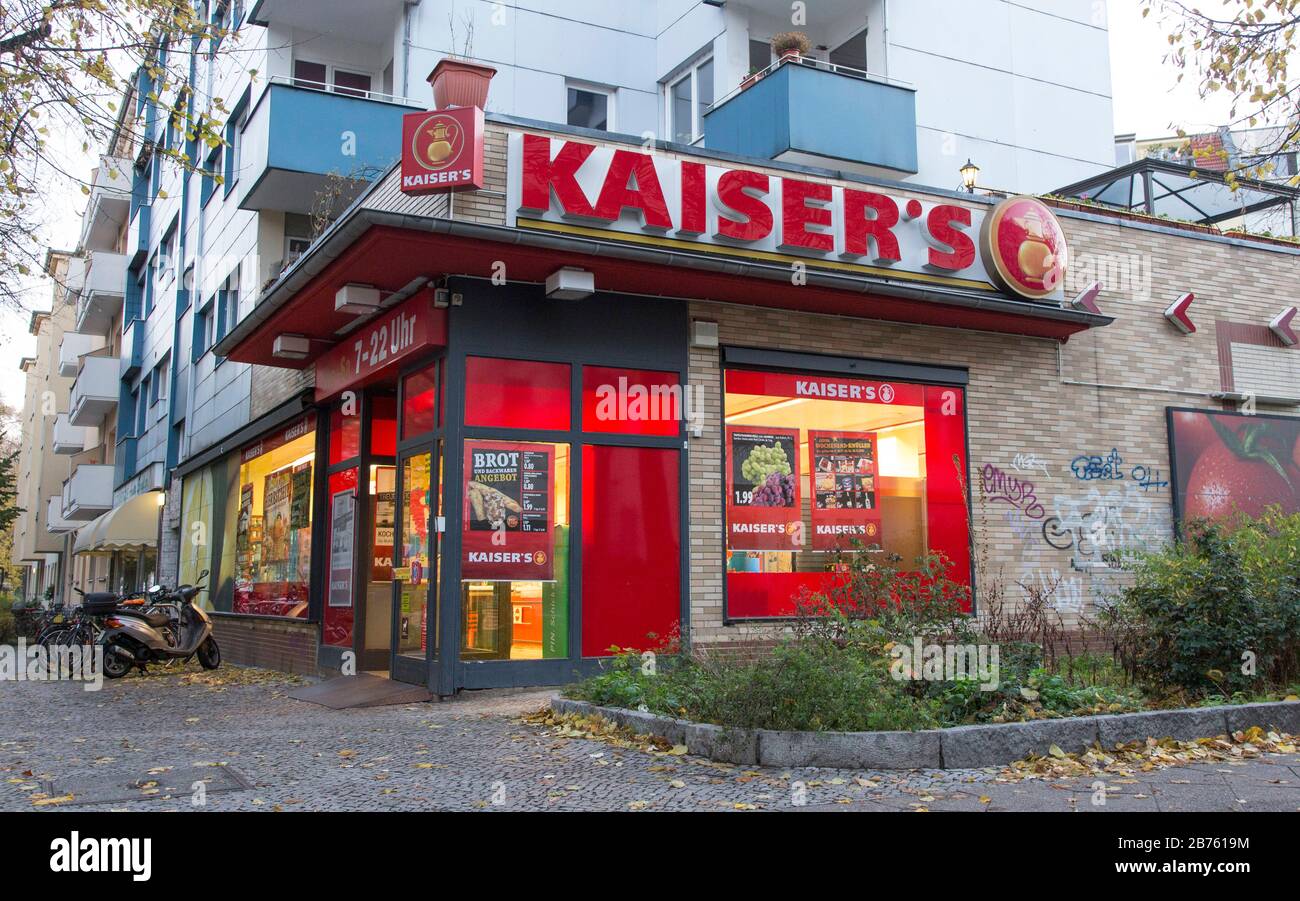Una succursale di supermercati di Kaisers a Berlino, 02.11.2016. La catena di supermercati non è completamente venduta al Gruppo Edeka. Edeka consegna le succursali di Tengelmann a Berlino al rivale Rewe. Edeka ottiene i rami in Baviera. I negoziati sulle succursali dell'NRW devono continuare. [traduzione automatica] Foto Stock