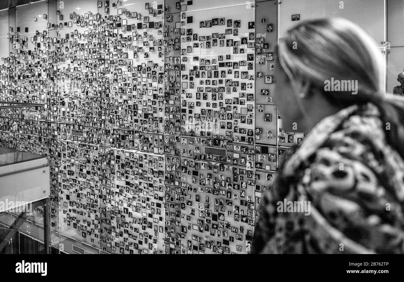 Visita del Presidente tedesco al Museo della memoria e dei diritti umani di Santiago. Sullo sfondo il muro con immagini di persone che sono diventate vittime della dittatura. [traduzione automatica] Foto Stock