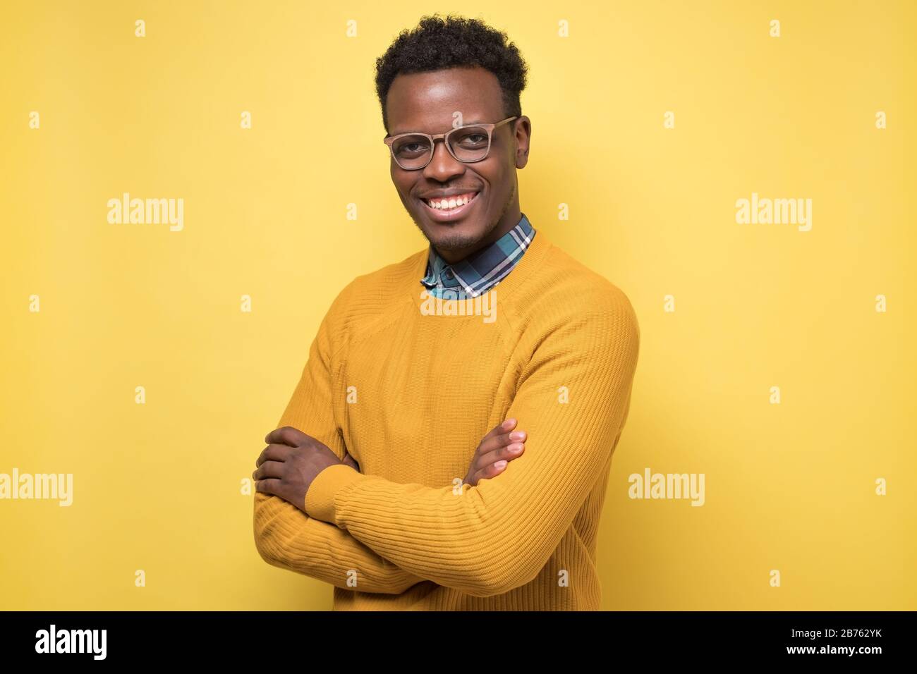 Giovane bell'uomo d'affari africano in occhiali Foto Stock