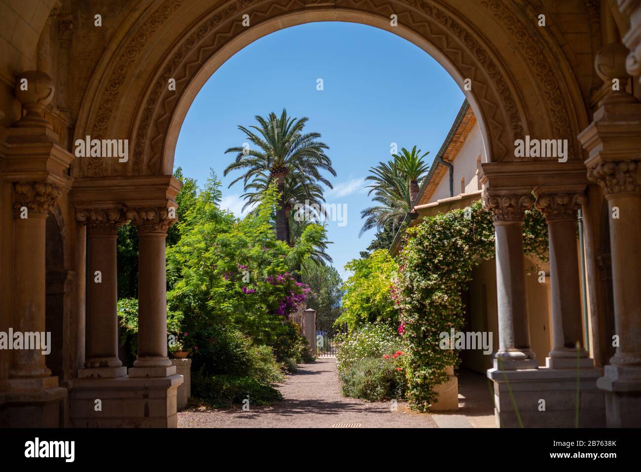Bella tranquilla Lerins Abbazia monastero cistercense sull'isola di Saint-Honorat sulla comunità monastica della Costa Azzurra vicino a Cannes Francia Foto Stock